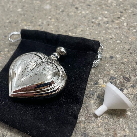 Vintage Silver-tone Heart Shaving Perfume Decanter W/ dabber & carrying bag - Picture 2 of 10